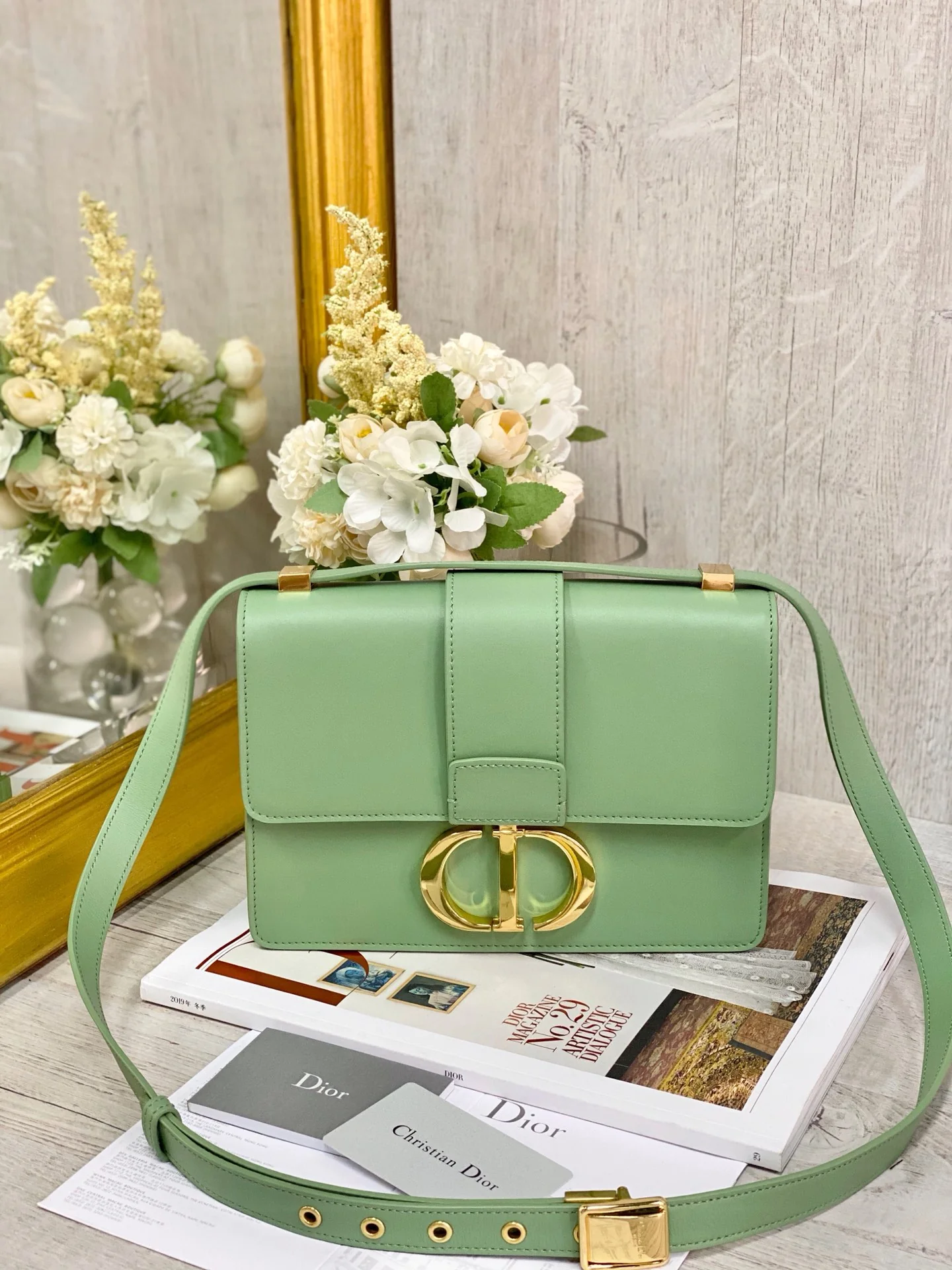 Часы Dior Montaigne 30 серии, 24 см, из телячьей кожи, цвет авокадо, фурнитура золотого цвета.