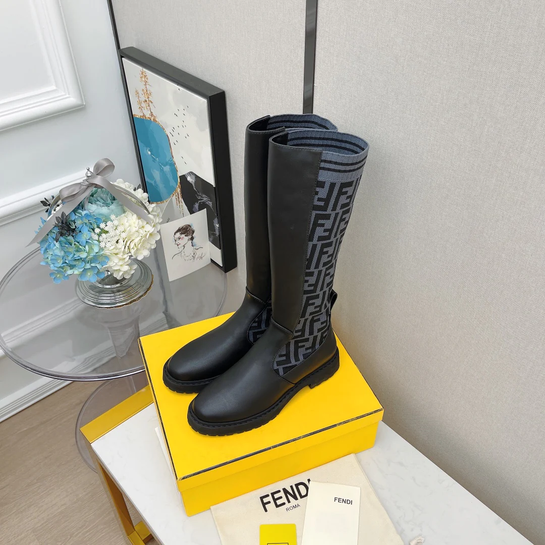 Новинка сезона осень/зима 2022 от Fendi - Ботинки Dr. Martens - Ботинки до середины икры - 1