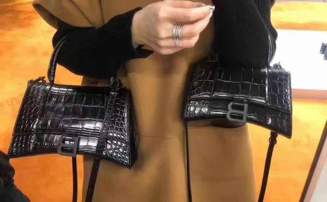 Сумка Balenciaga Hourglass - черная с пряжкой из крокодиловой кожи