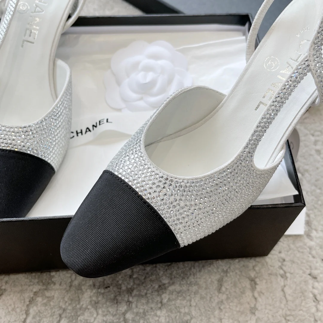 Chanel - Атласные босоножки на низком каблуке со стразами - Белые