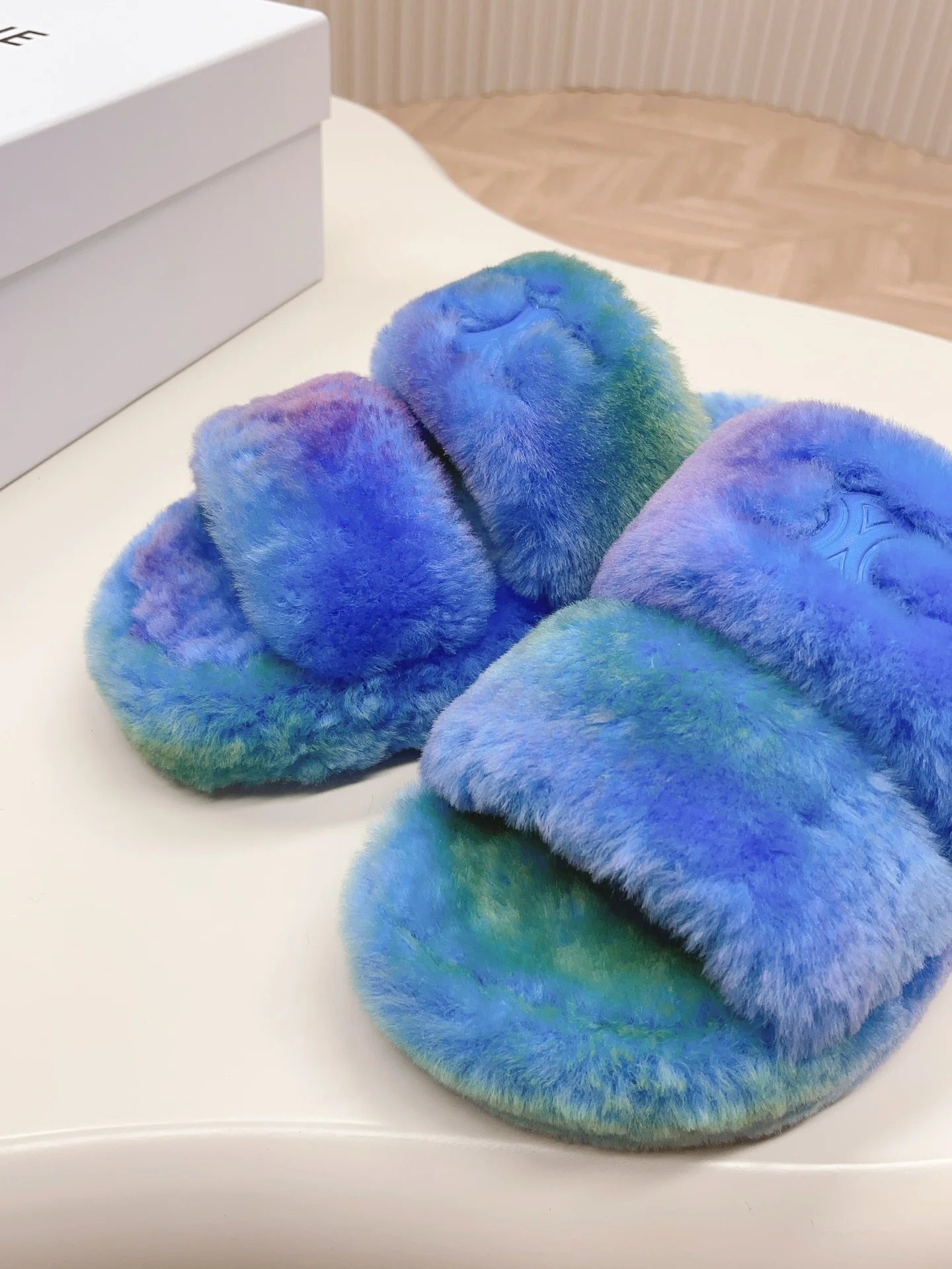 Новинка сезона осень/зима 2023 от Celine - Меховые тапочки - Синие