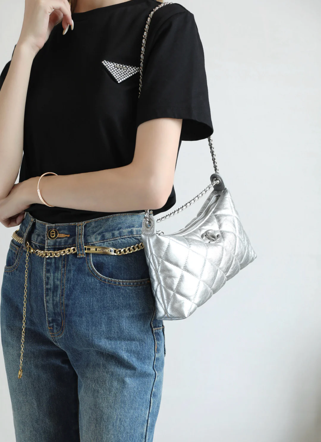 Сумка-пельмень Chanel с серебряной цепочкой для монет