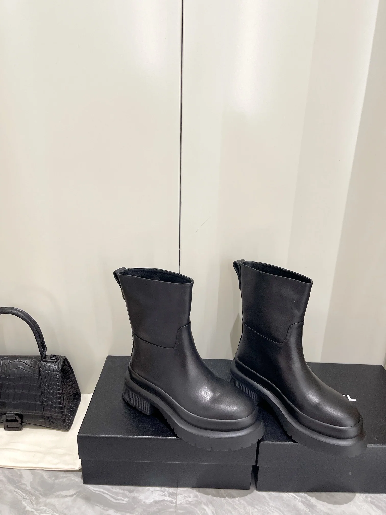 Новинки коллекции Valentino осень/зима 2022 - Ботильоны на платформе - Ботильоны