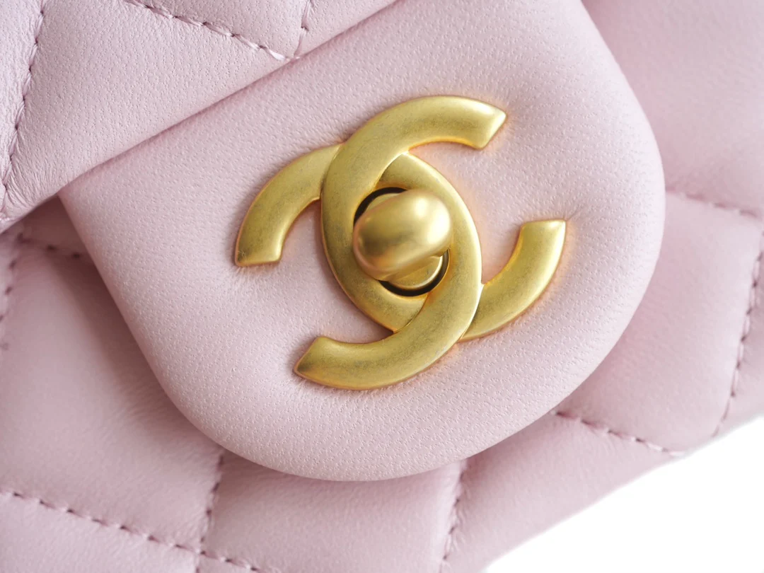 Пряжка Chanel 23 с декором в виде камелии - розовая