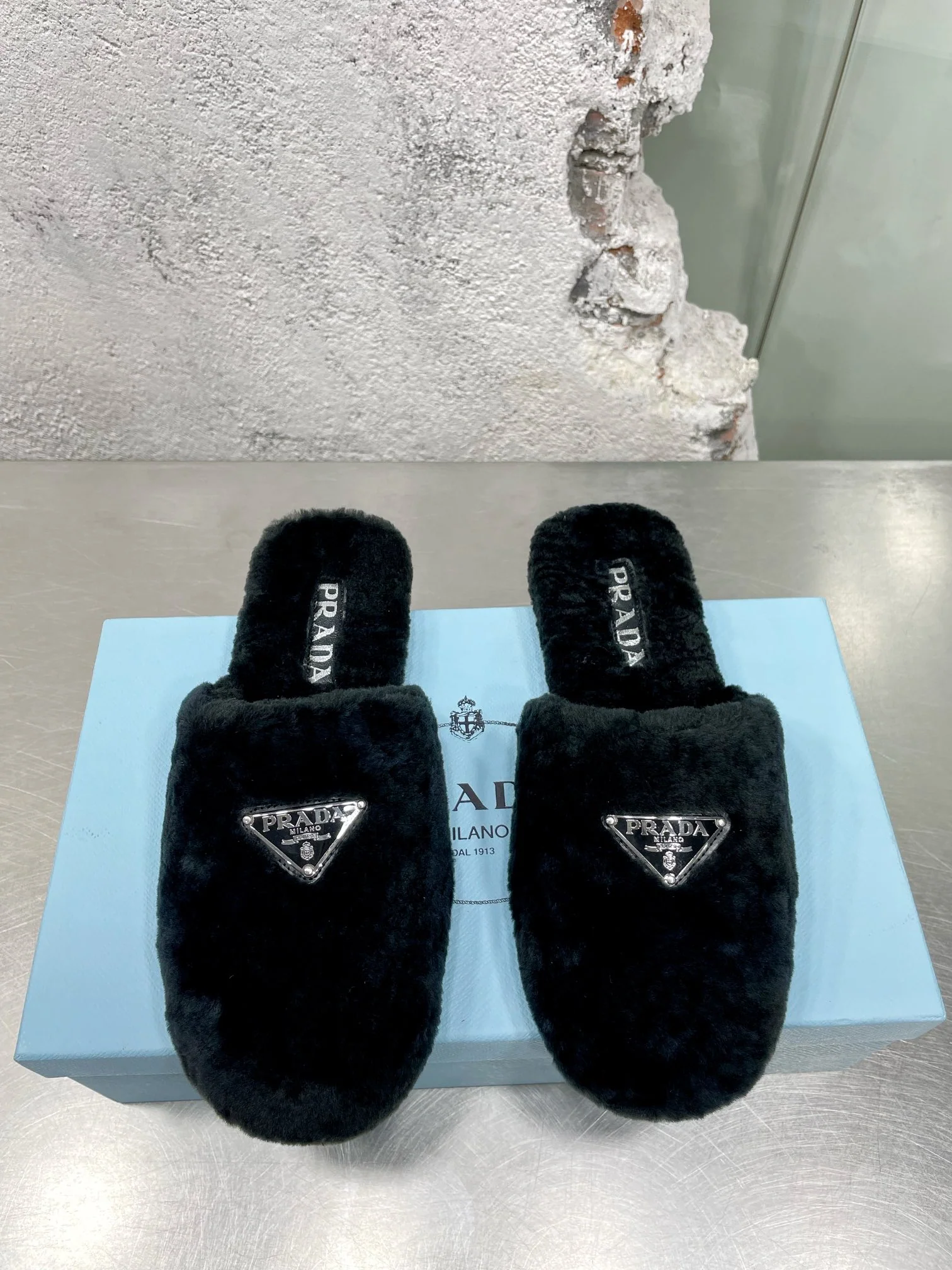 Новинка сезона осень/зима 2022 от Prada — Пушистые балетки — Стиль знаменитостей