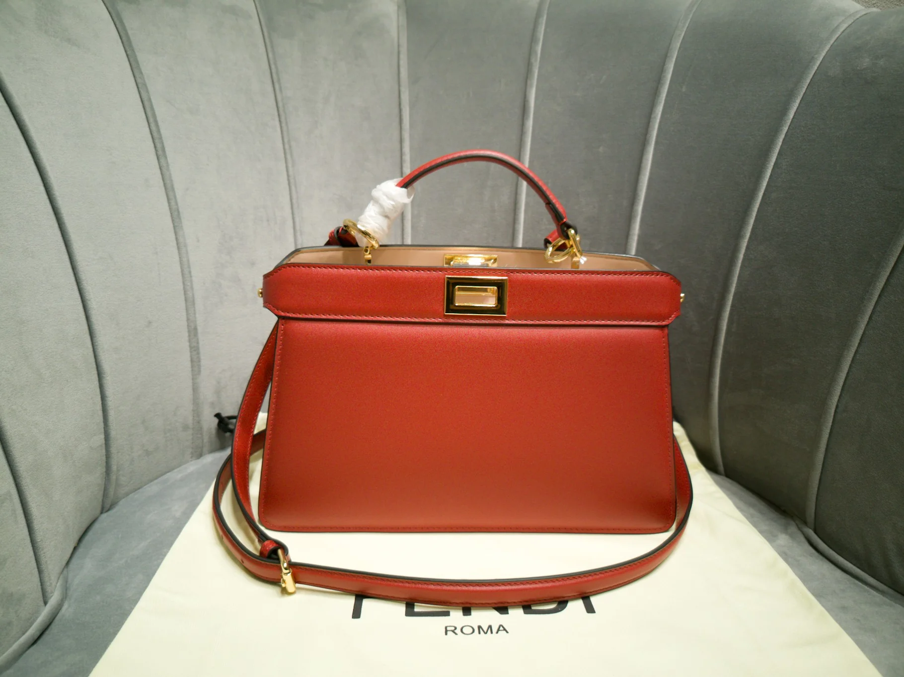 Маленькая красная кожаная сумка Fendi Peekaboo i-seey