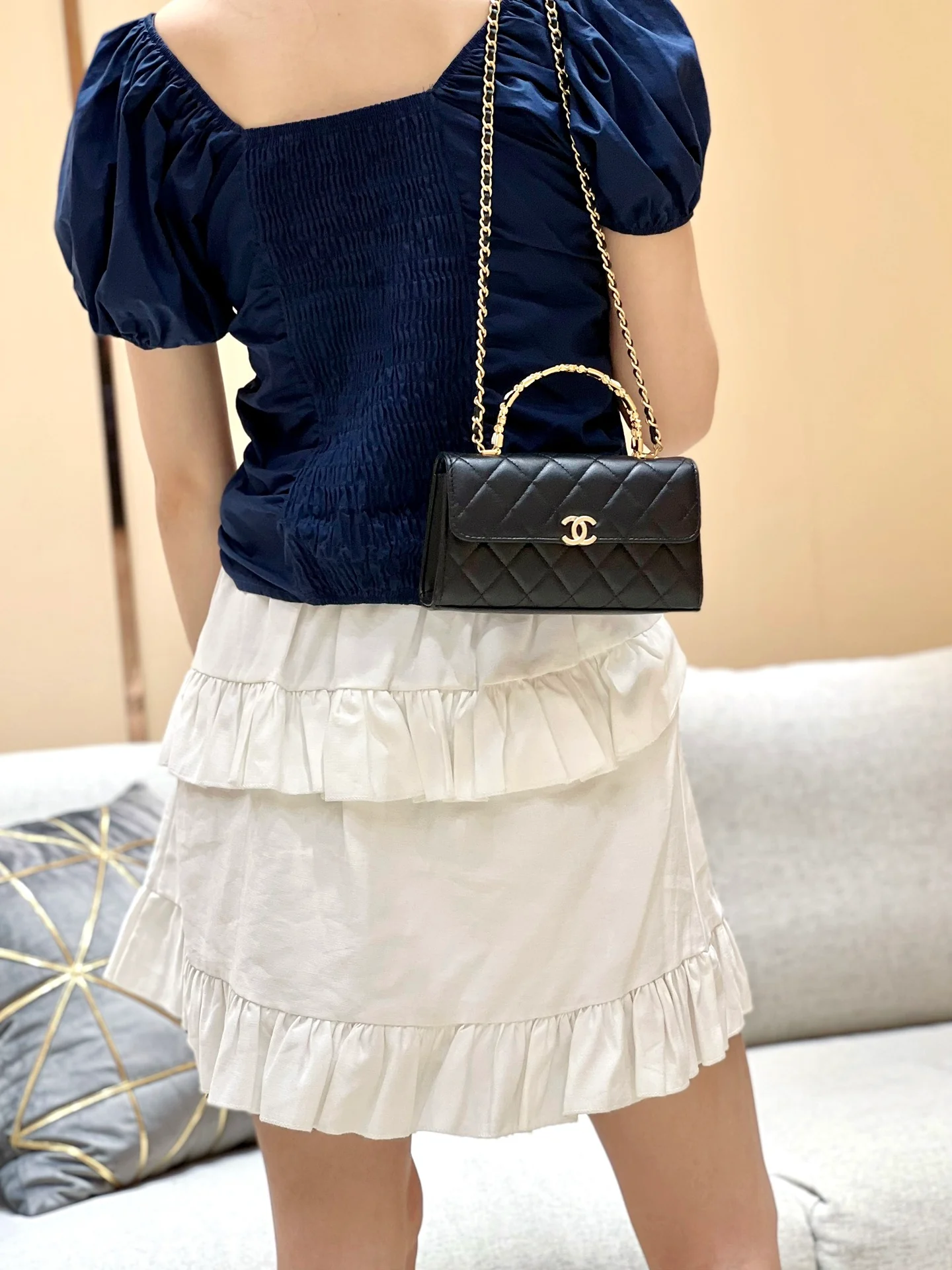 Сумка Chanel 2022 с эмалированной ручкой - Черная - Маленькая