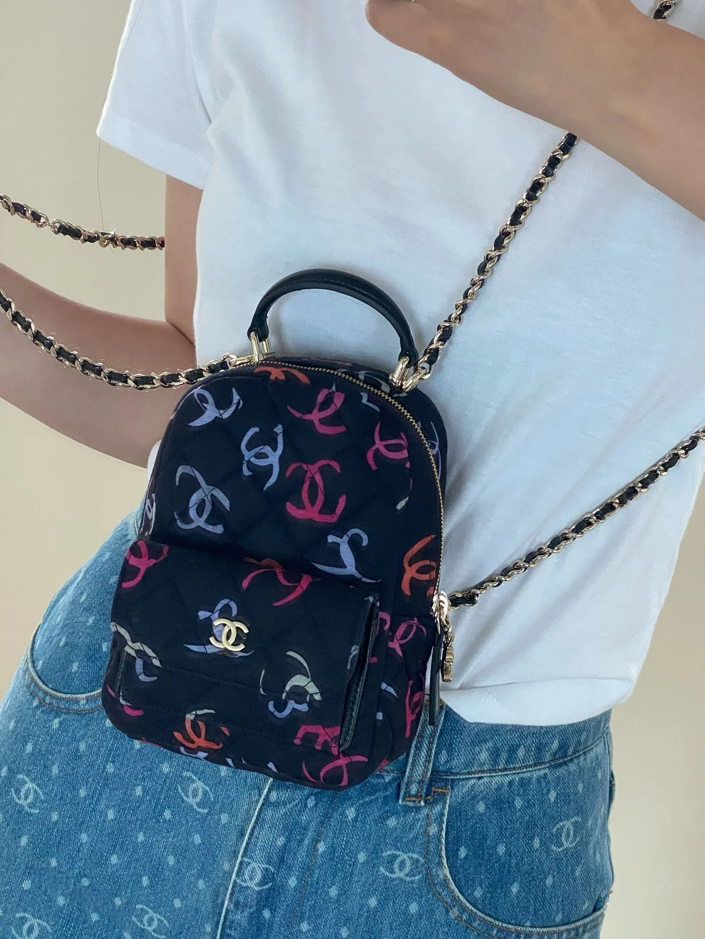 Мини-рюкзак Chanel 24c с дизайном в стиле граффити.