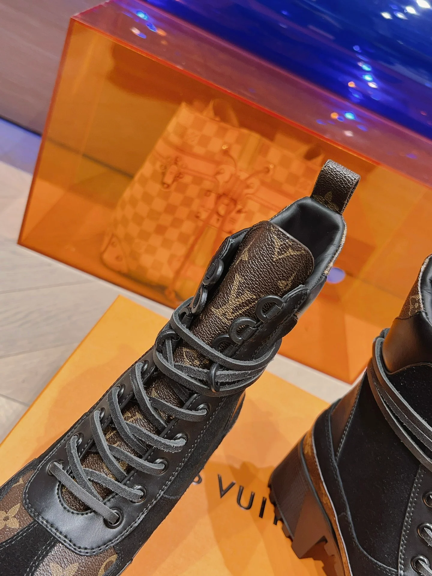 Новинка осенне-зимней коллекции LV 2023 — Ботинки Мартин на высоком каблуке из черной замши.