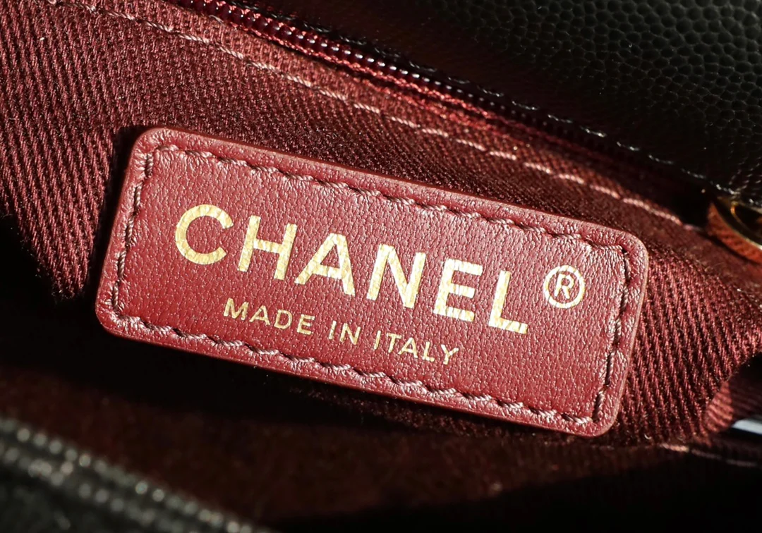 Мини-сумка Chanel Coco Handle — черная кожа с золотистой пряжкой.