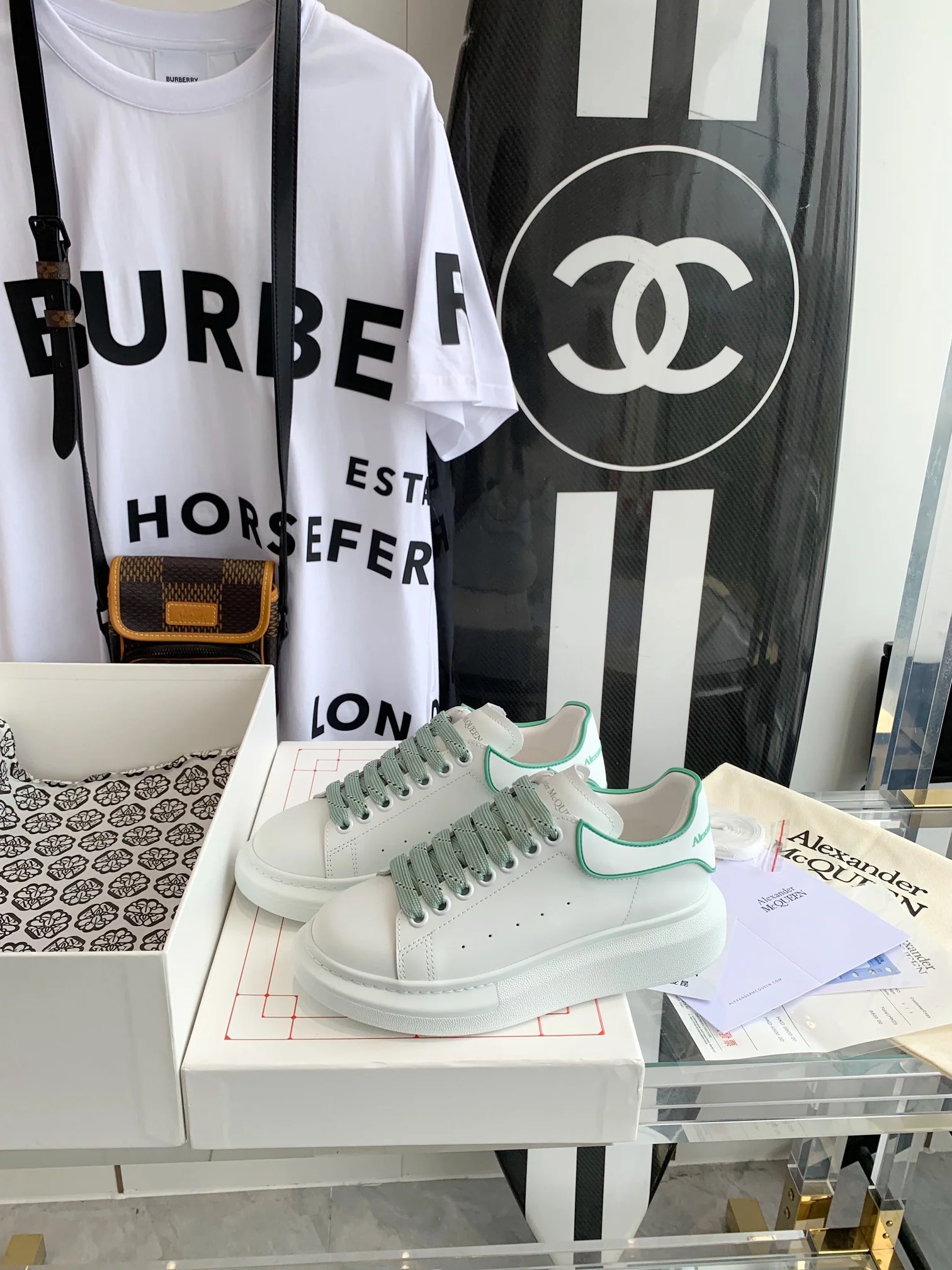 McQueen - Улучшенные классические белые кроссовки - Зеленые