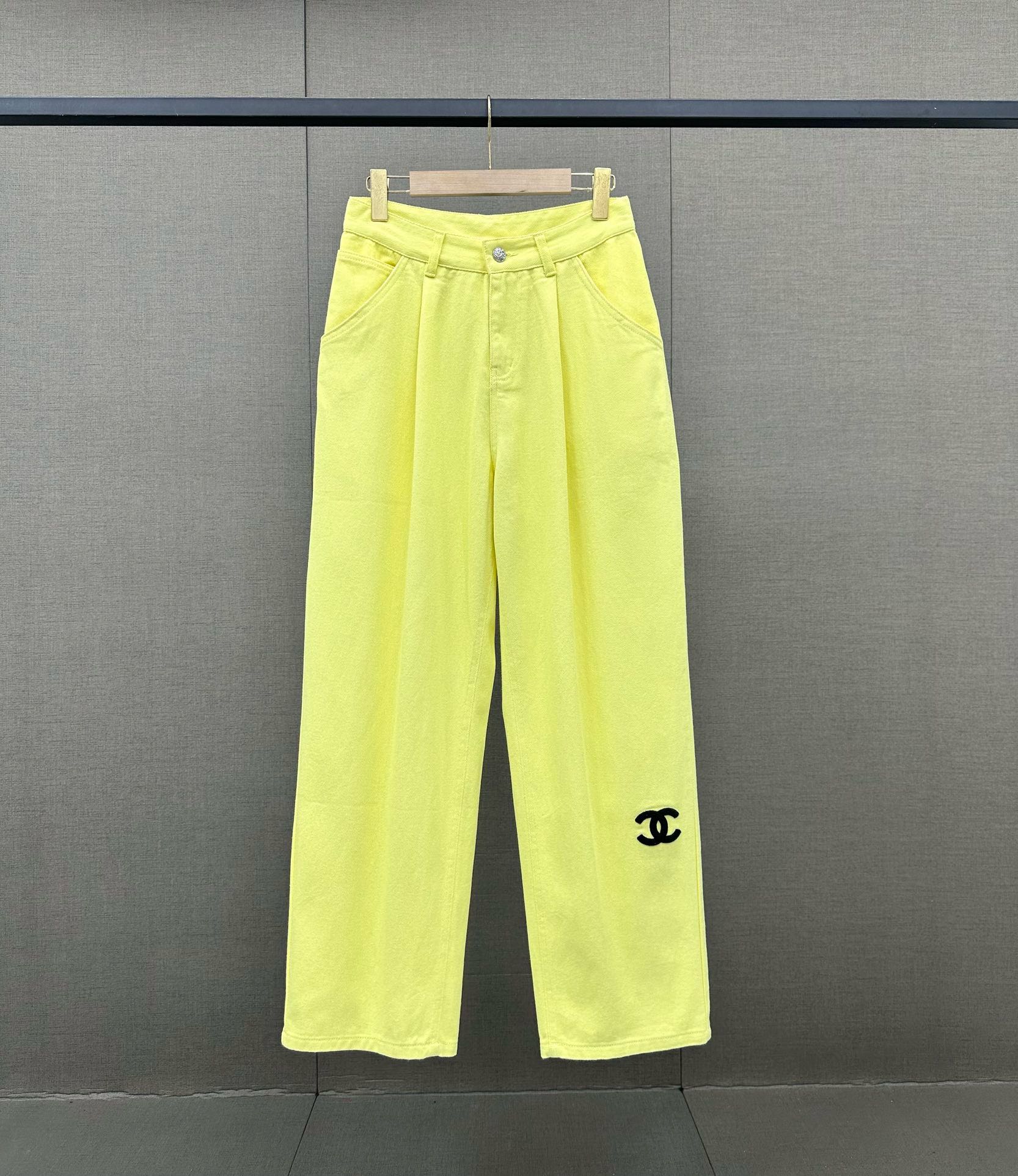 Джинсы Chanel 2403 Весна/Лето с логотипом, высокой талией и широкими штанинами.