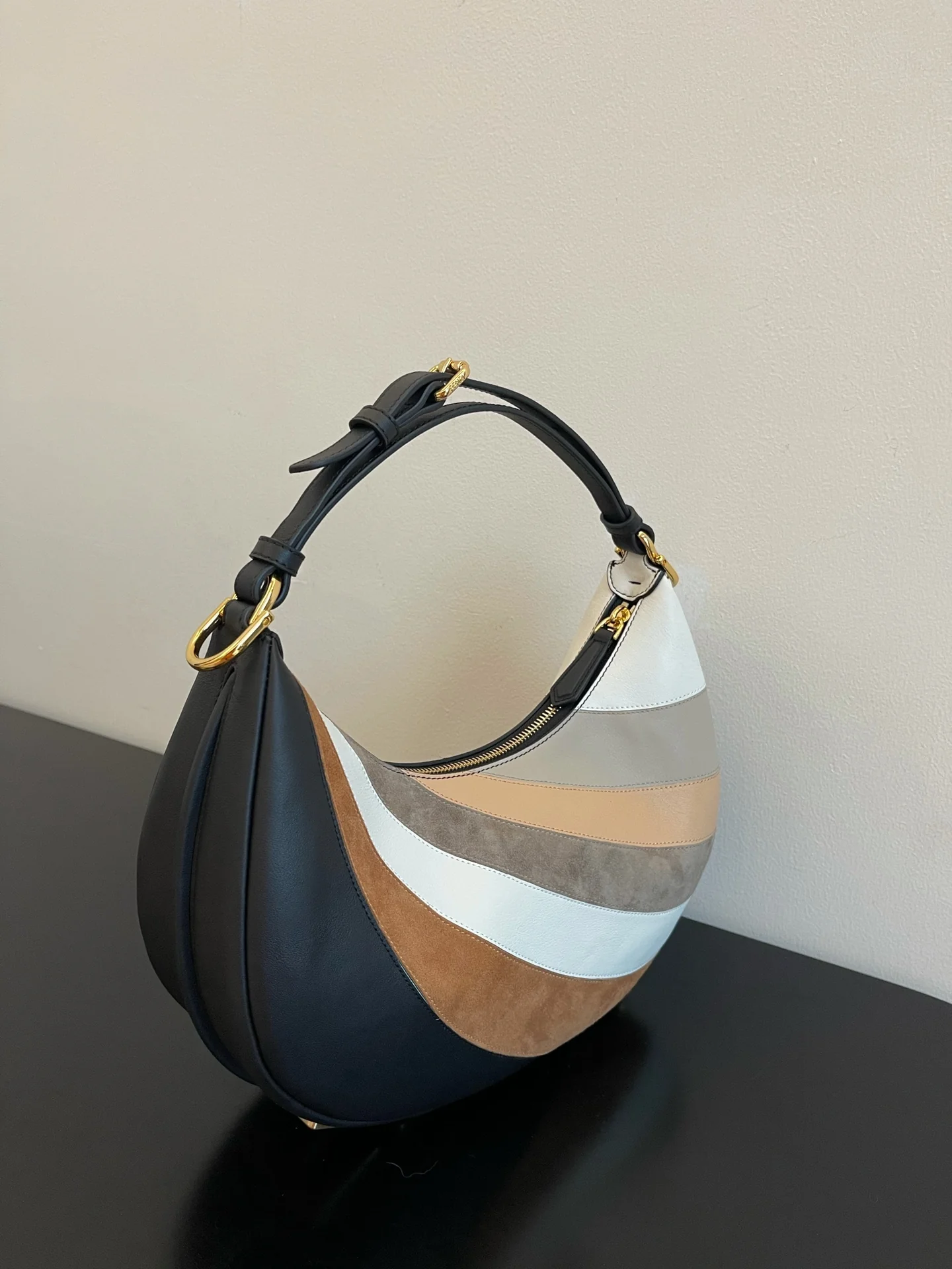 Fendi-fendigraphy - Большая коричневая сумка под мышку в форме полумесяца