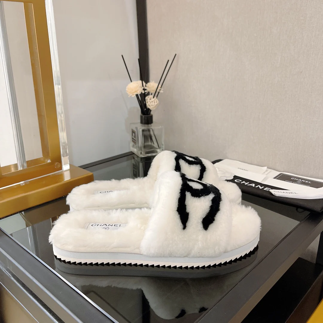 Коллекция Chanel 2022 года с подиума - Меховые тапочки - Белые