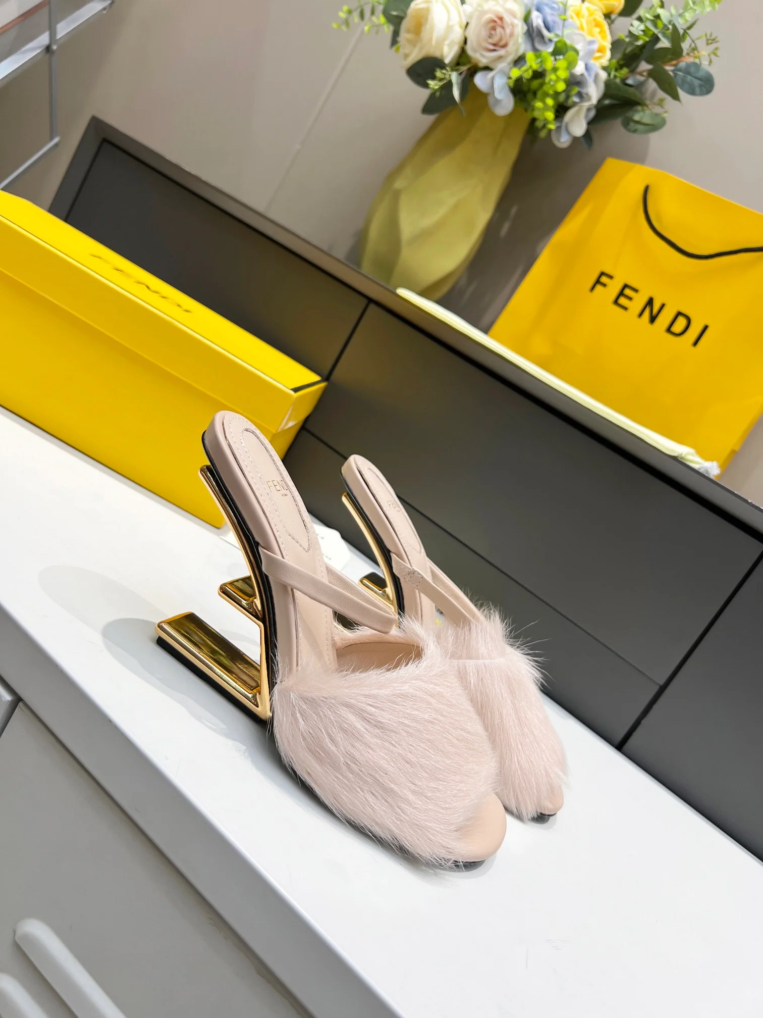 Fendi - Меховые тапочки на высоком каблуке - Светло-розовые