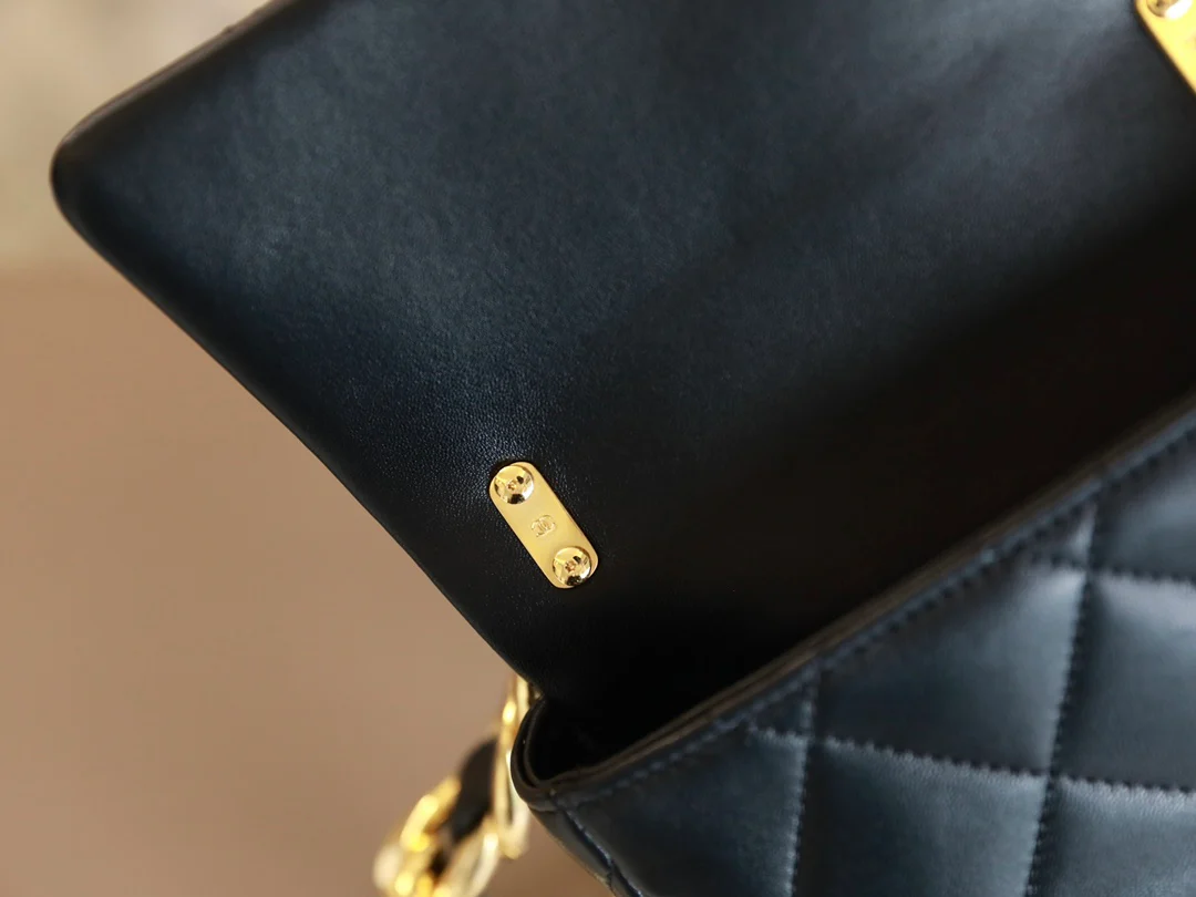 Винтажная сумка-мессенджер Chanel под мышкой - 1