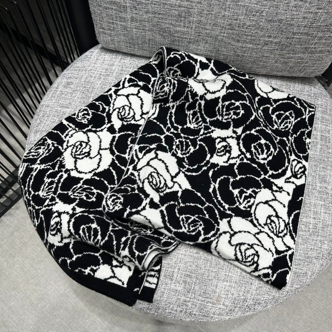 Новый черно-белый кашемировый шарф Chanel с камелиями, 2023 год.