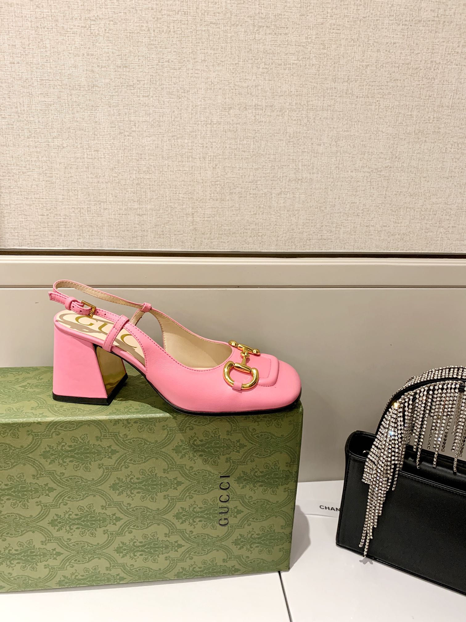 Сандалии Gucci в стиле ретро с квадратным носком и низким каблуком