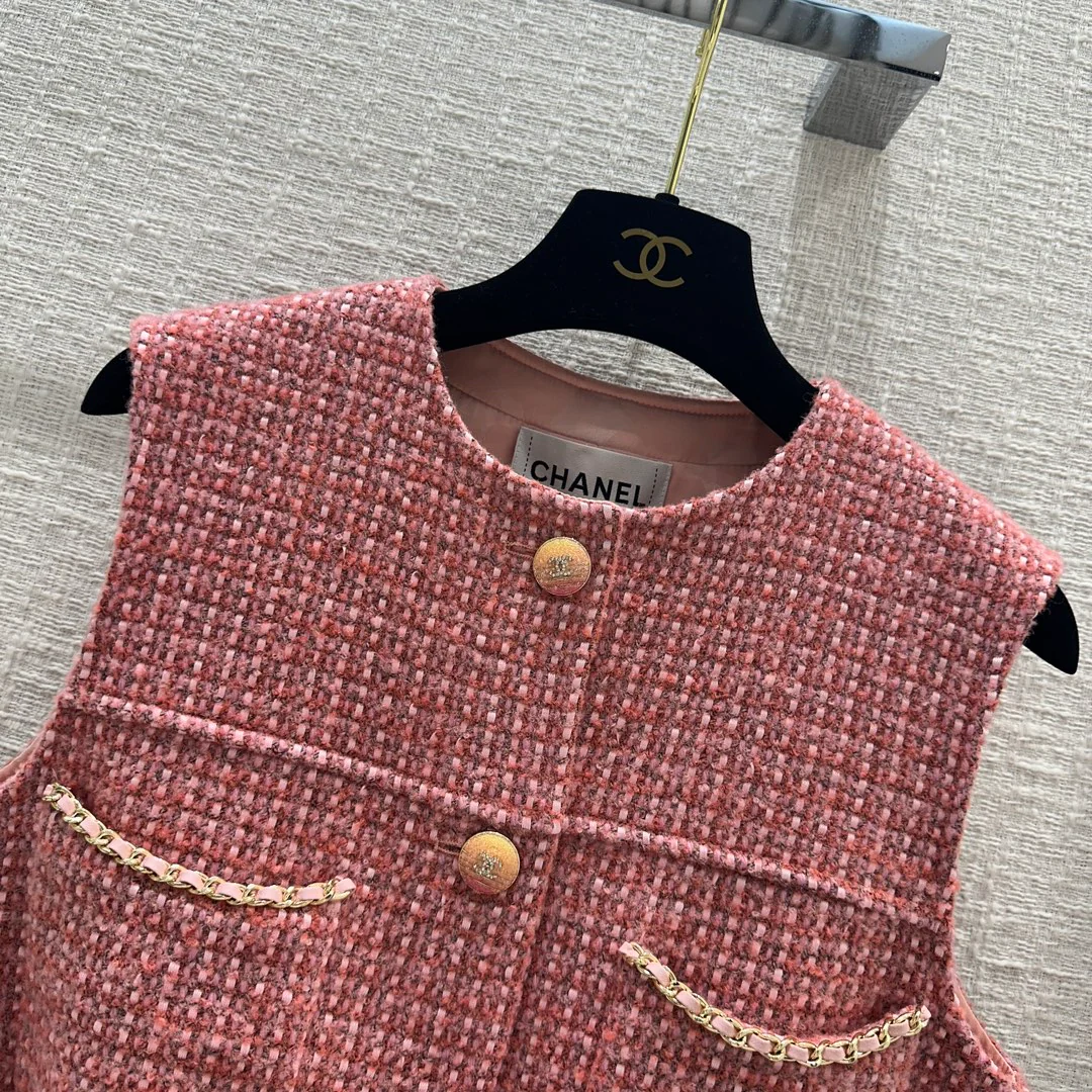 Chanel - 2403-24 Новинка ранней весны: Весенний розовый жилет с плетеными бретелями и металлическими цепочками