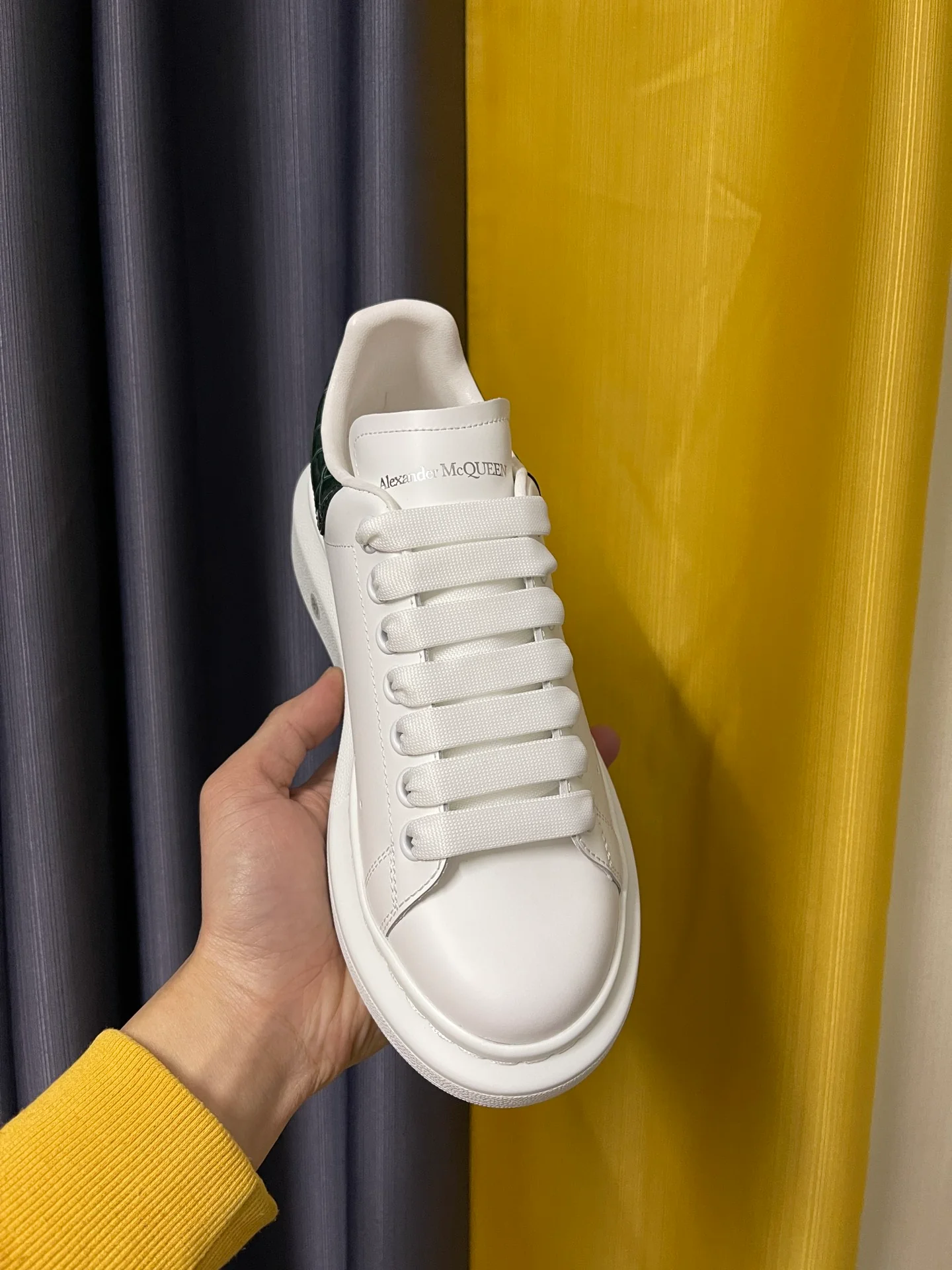 Классические белые кроссовки McQueen - унисекс - темно-зеленая лакированная кожа с текстурой 