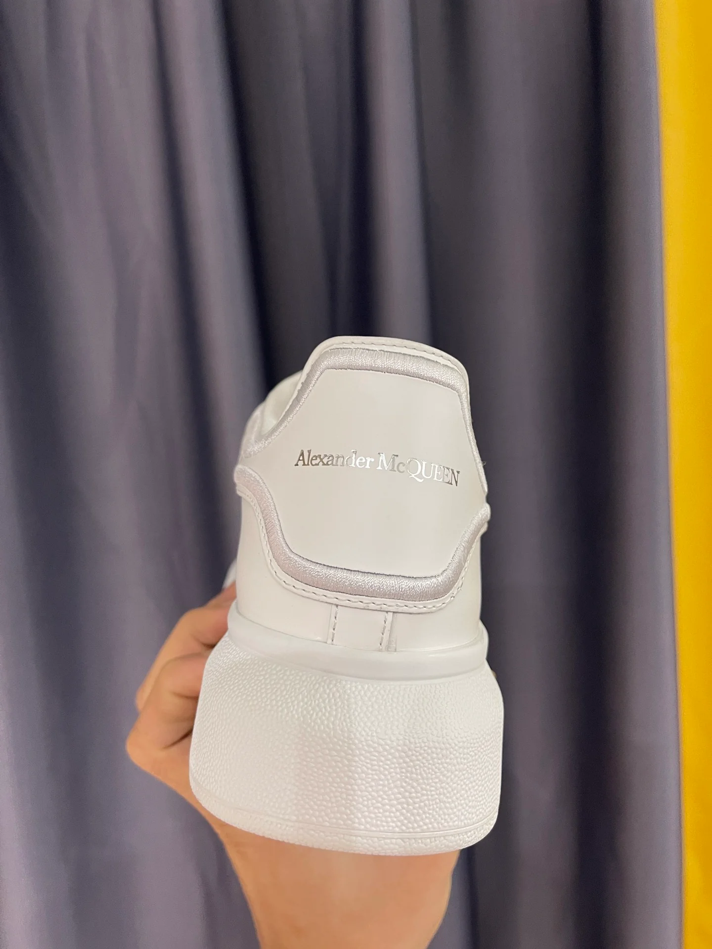 Классические белые кроссовки McQueen - унисекс - белый и серебристый каблук с объемной вышивкой