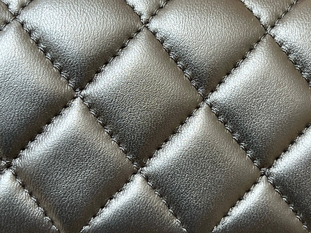 Новинка сезона весна/лето 2023 от Chanel - сумка CF - 20 см - черно-розовая