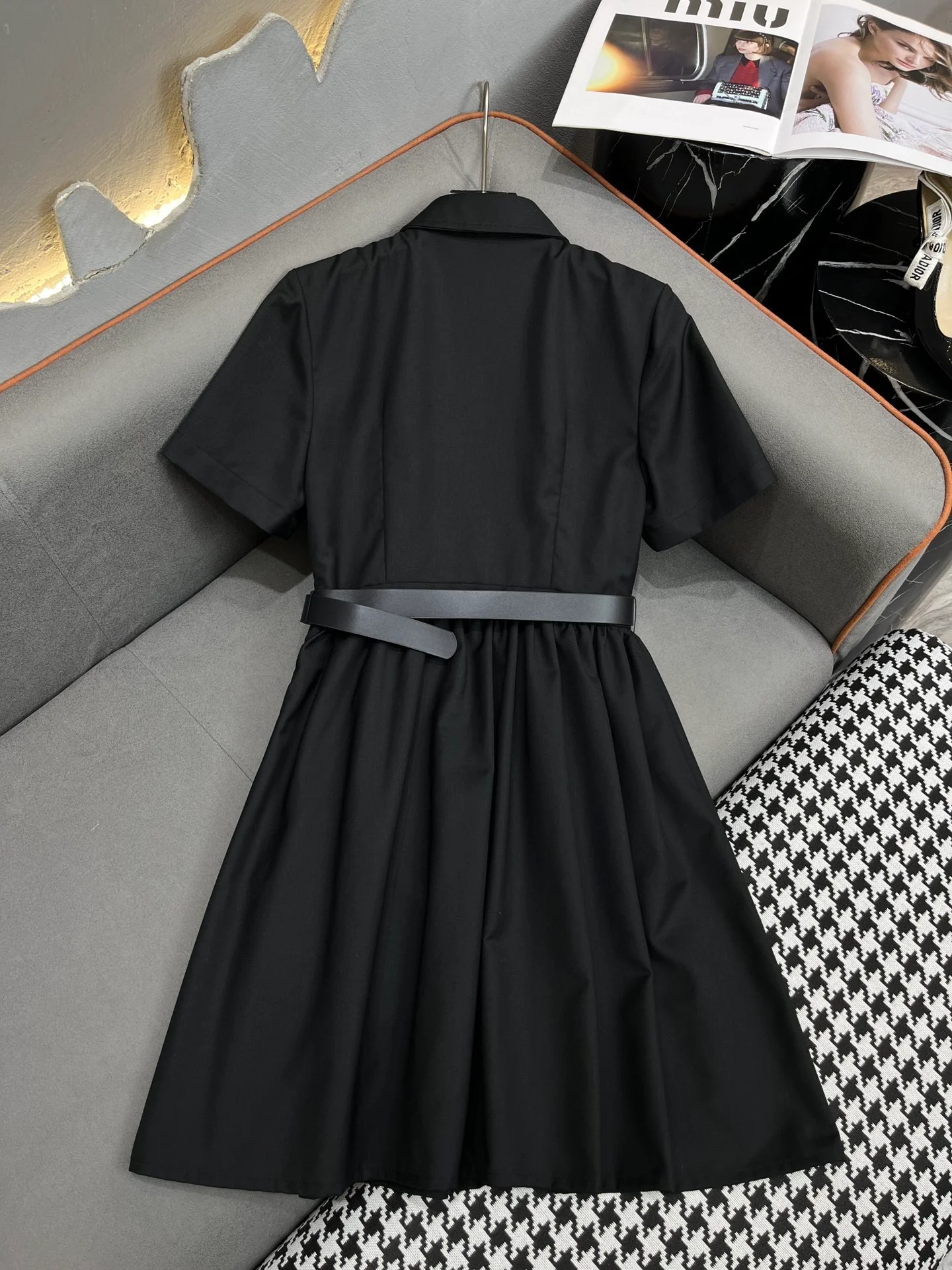 Miu Miu - Летнее платье нового стиля 2404-24ss с отложным воротником, вышивкой в ??виде букв и поясом - Модное черное