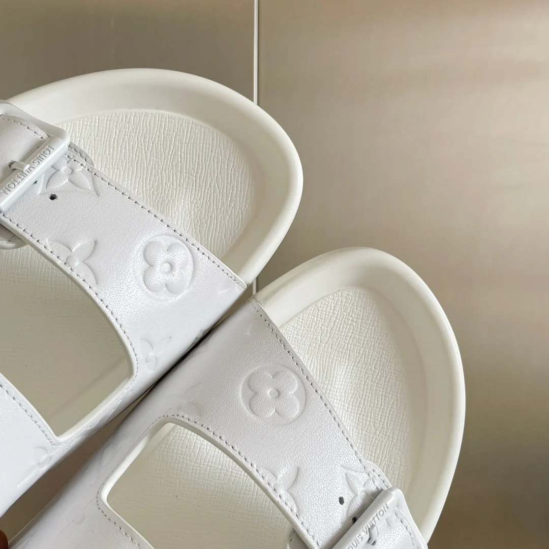 Новые кроссовки LV из серии 2023 года с тисненым монограммом — белые.