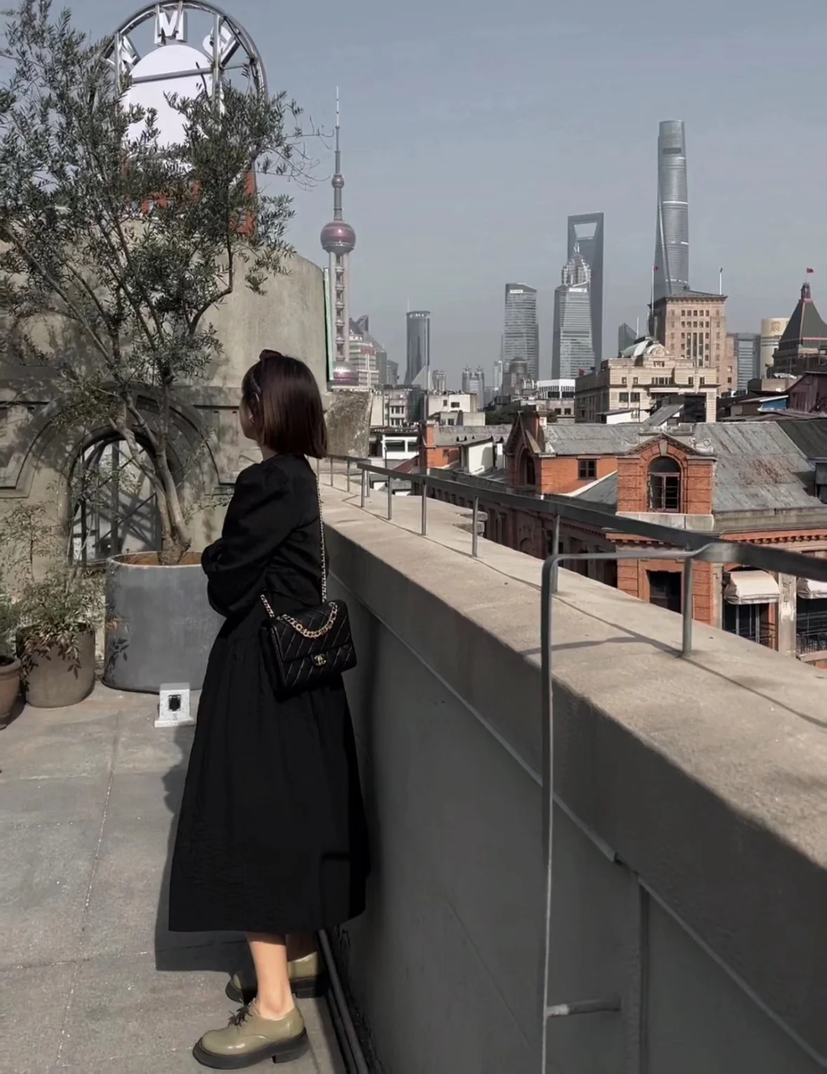 Коллекция Chanel Весна/Лето 2023 - Сумка с клапаном и цепочкой в ??виде буквы - Черная