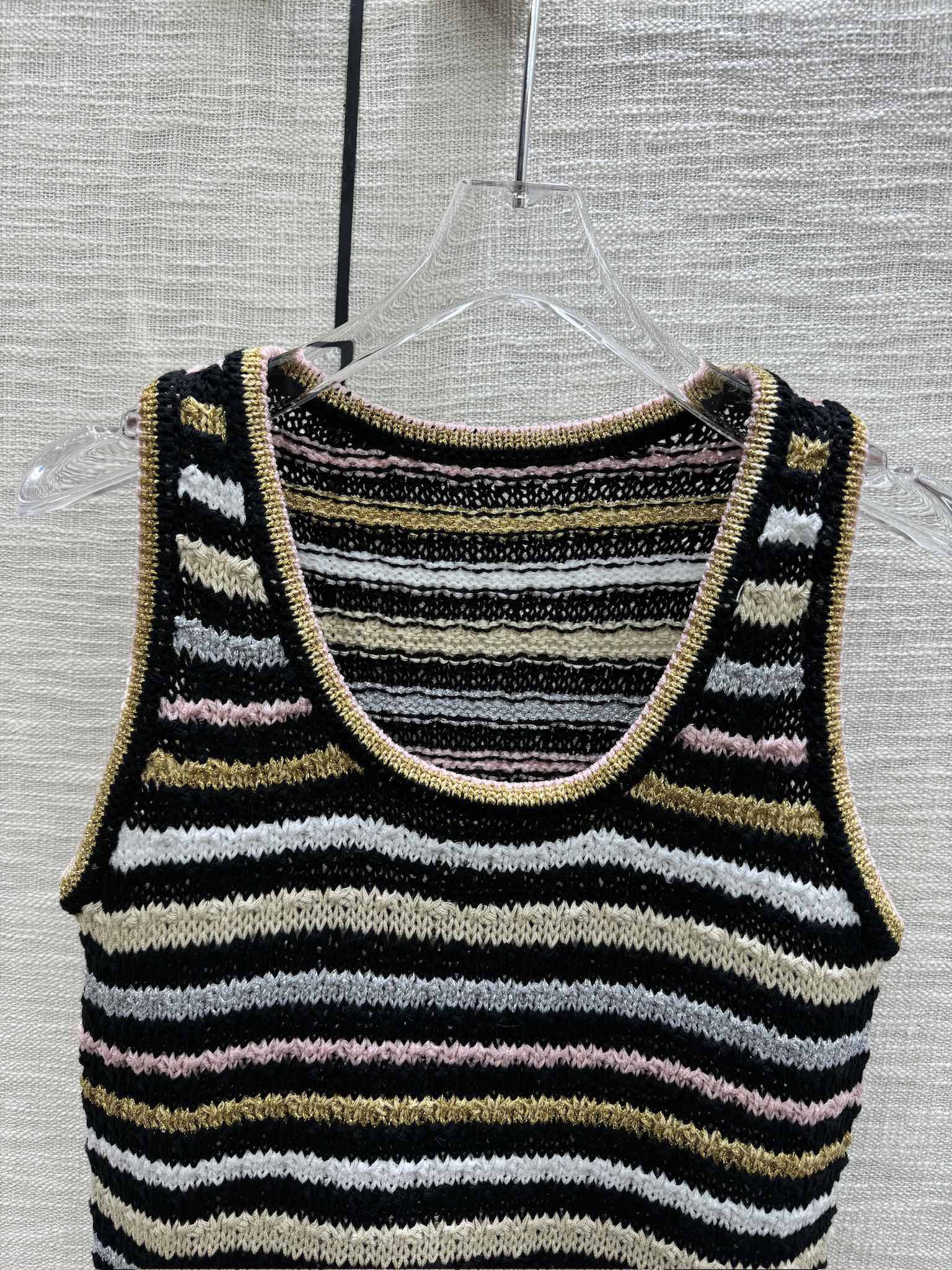 Chanel - 2403-24 Новейшая трикотажная майка в яркую полоску для ранней весны