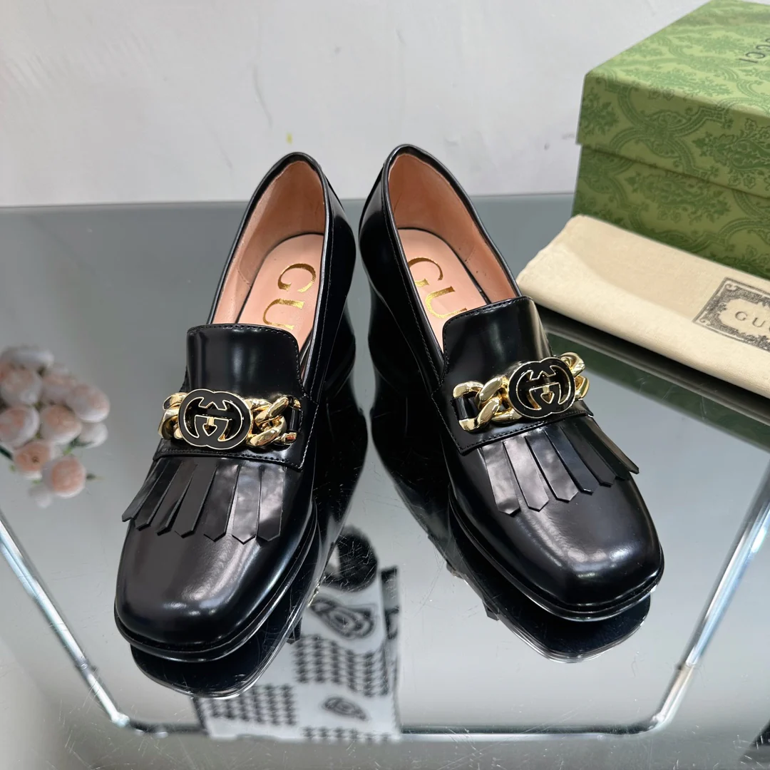 Новинка сезона осень/зима 2023 от Gucci - Лоферы на высоком каблуке - Лакированная кожа, черные