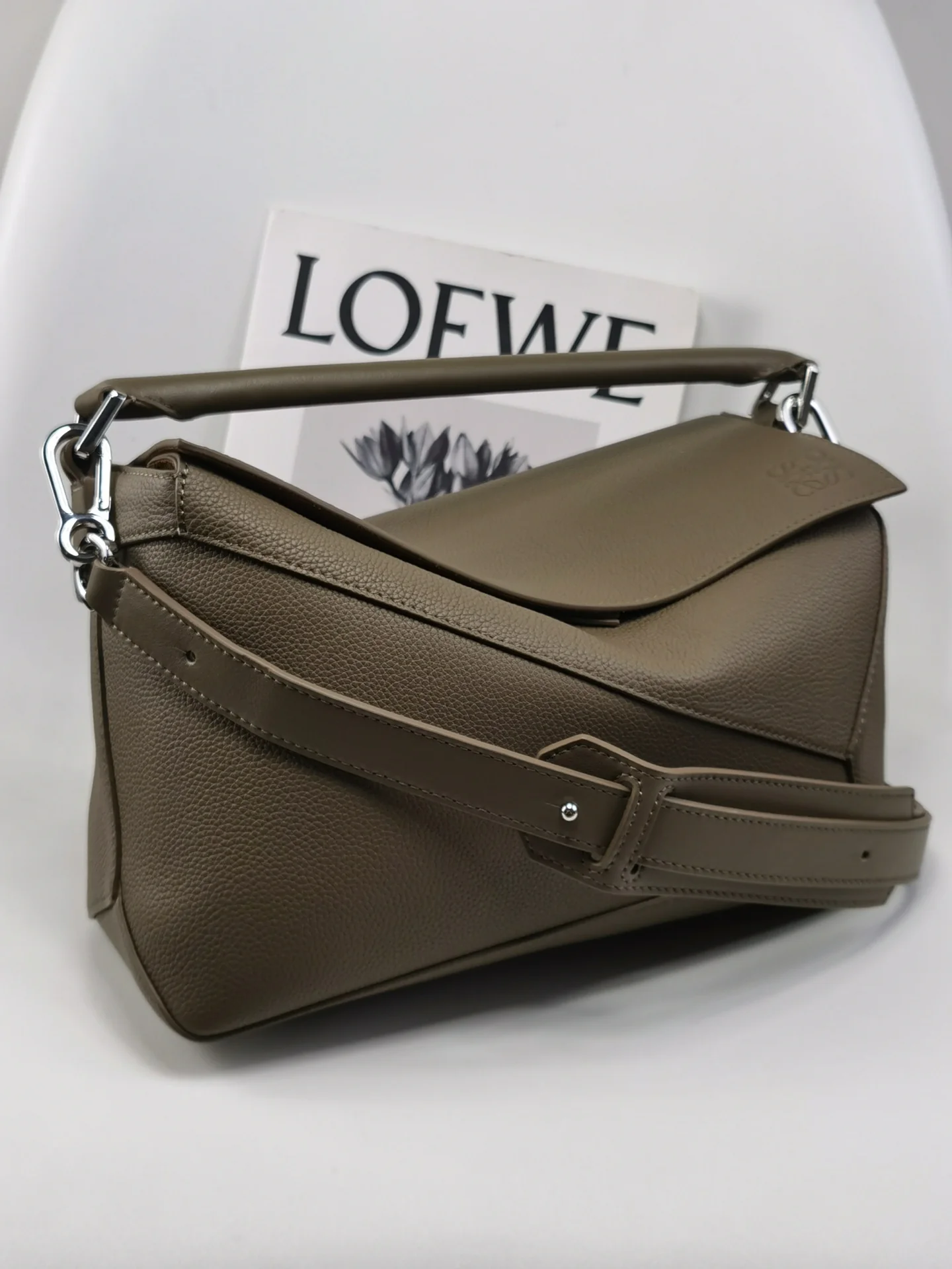 Loewe Puzzle Leather, мягкая зернистая телячья кожа, темно-коричневый цвет, средний размер, 29 см