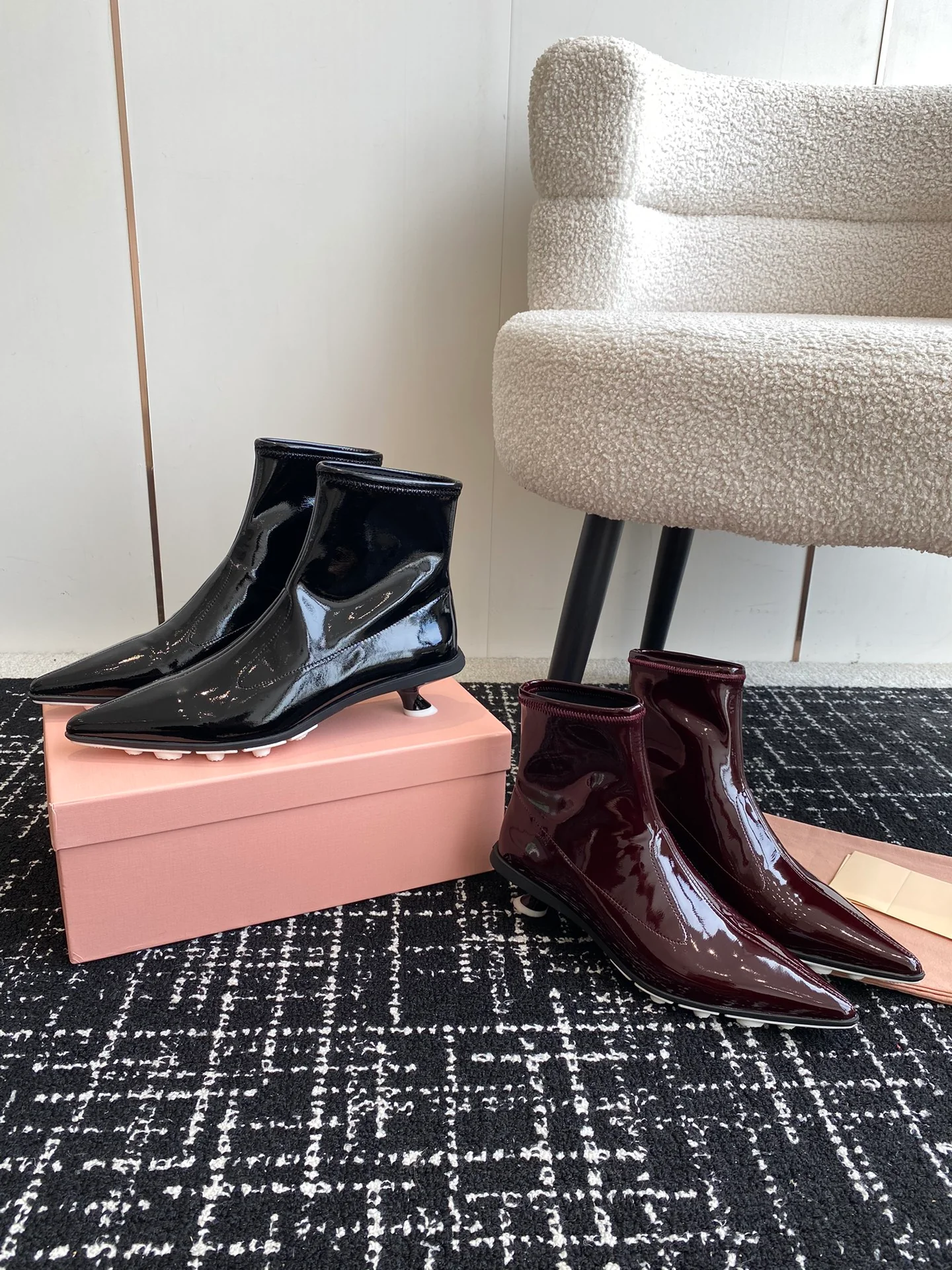 Ботильоны Miu Miu 2025 на резинке - изображение из коллекции