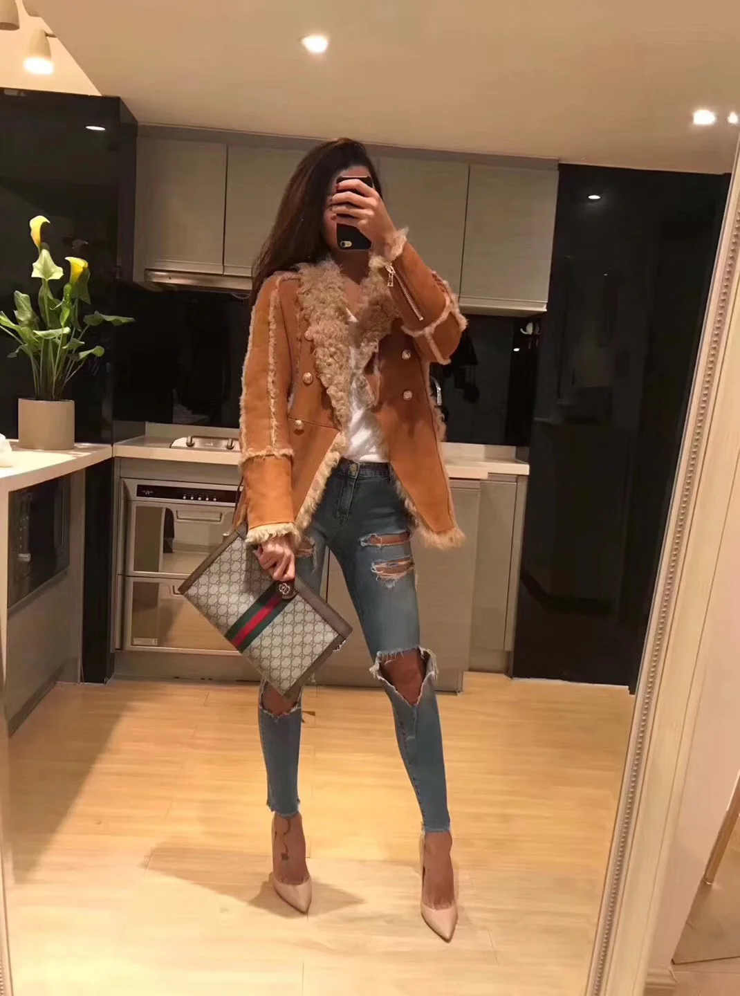 Классическая сумка Gucci на цепочке — как она выглядит на руке.