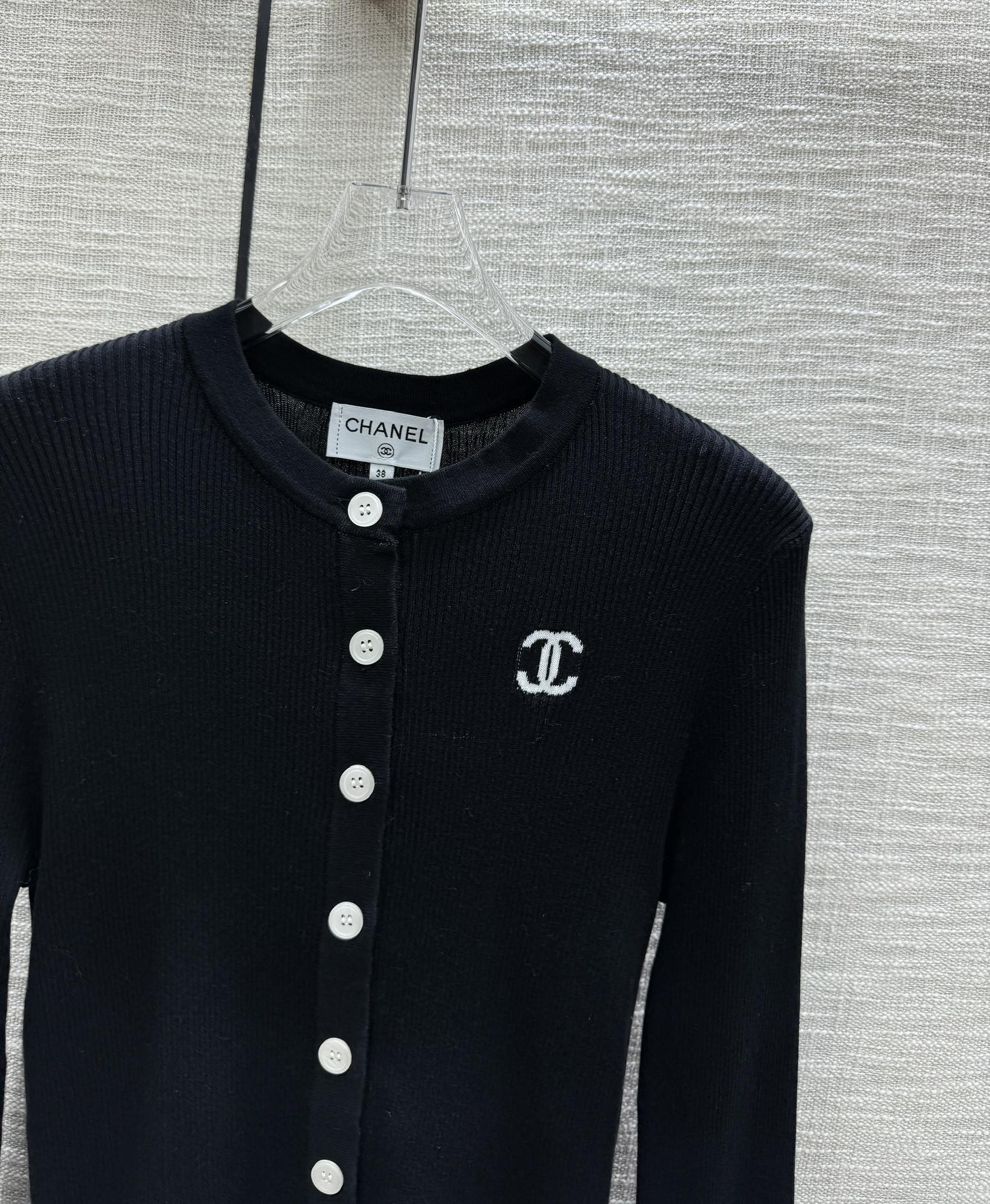 Кардиган Chanel 2403 с цветными блоками и логотипом, вязаный, с круглым вырезом - черный.