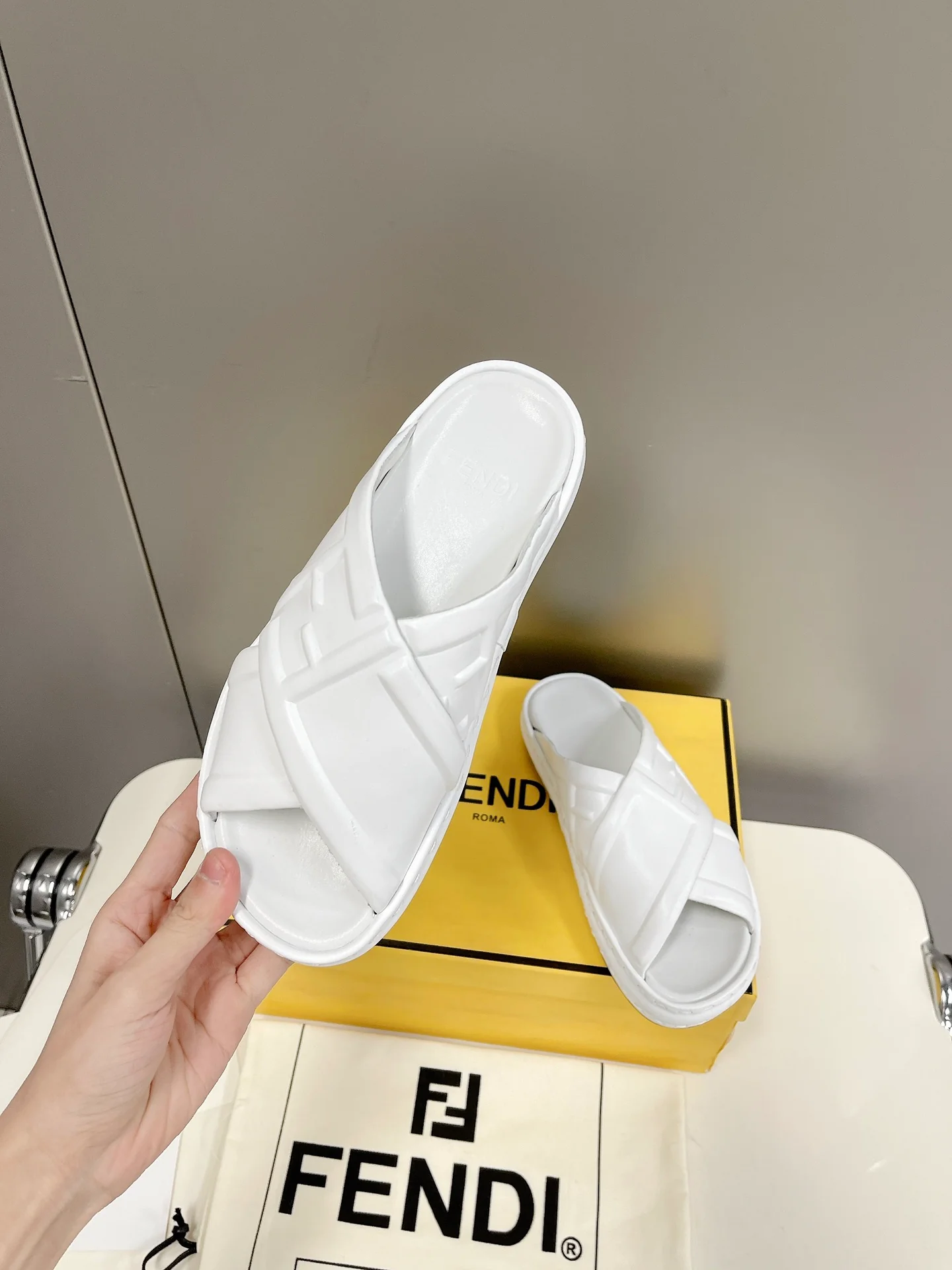 Fendi - Тапочки ?Белый хлеб?
