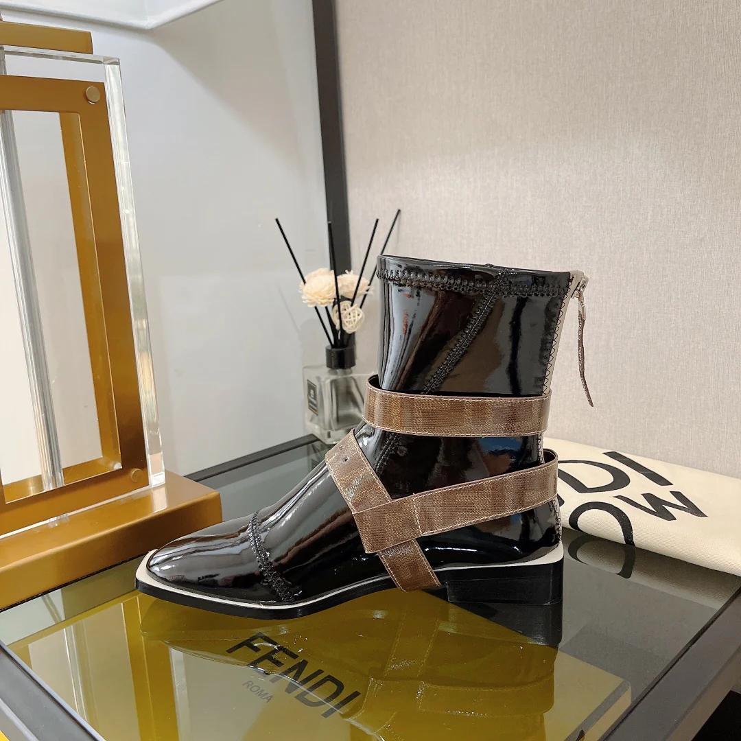 Новинка сезона осень/зима 2022 от Fendi: ботинки из эластичной лакированной кожи, серия FFrame, ботильоны на плоской подошве.