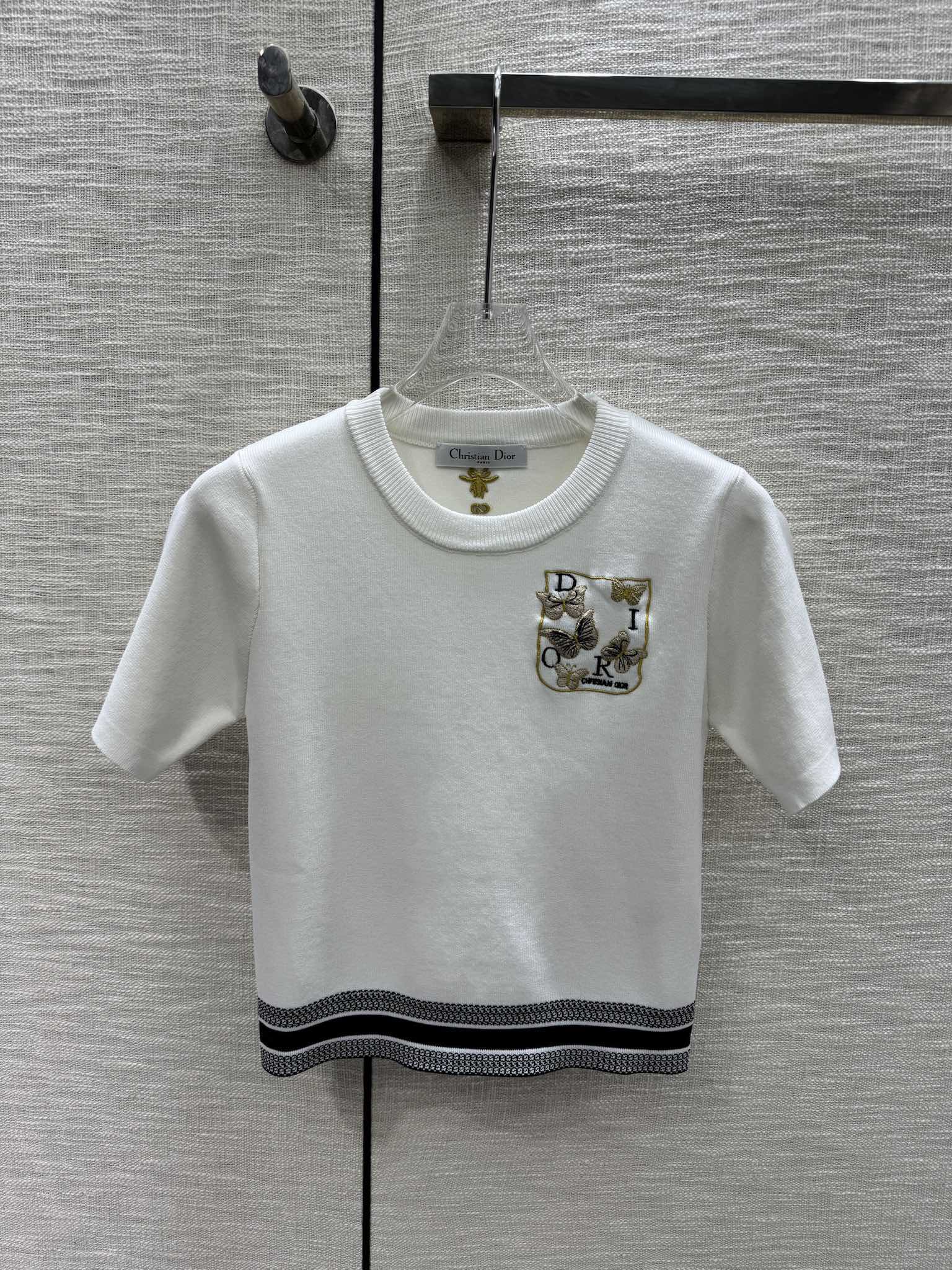 Вязаный свитер Dior 2403 с вышитой бабочкой, круглым вырезом и короткими рукавами - белый