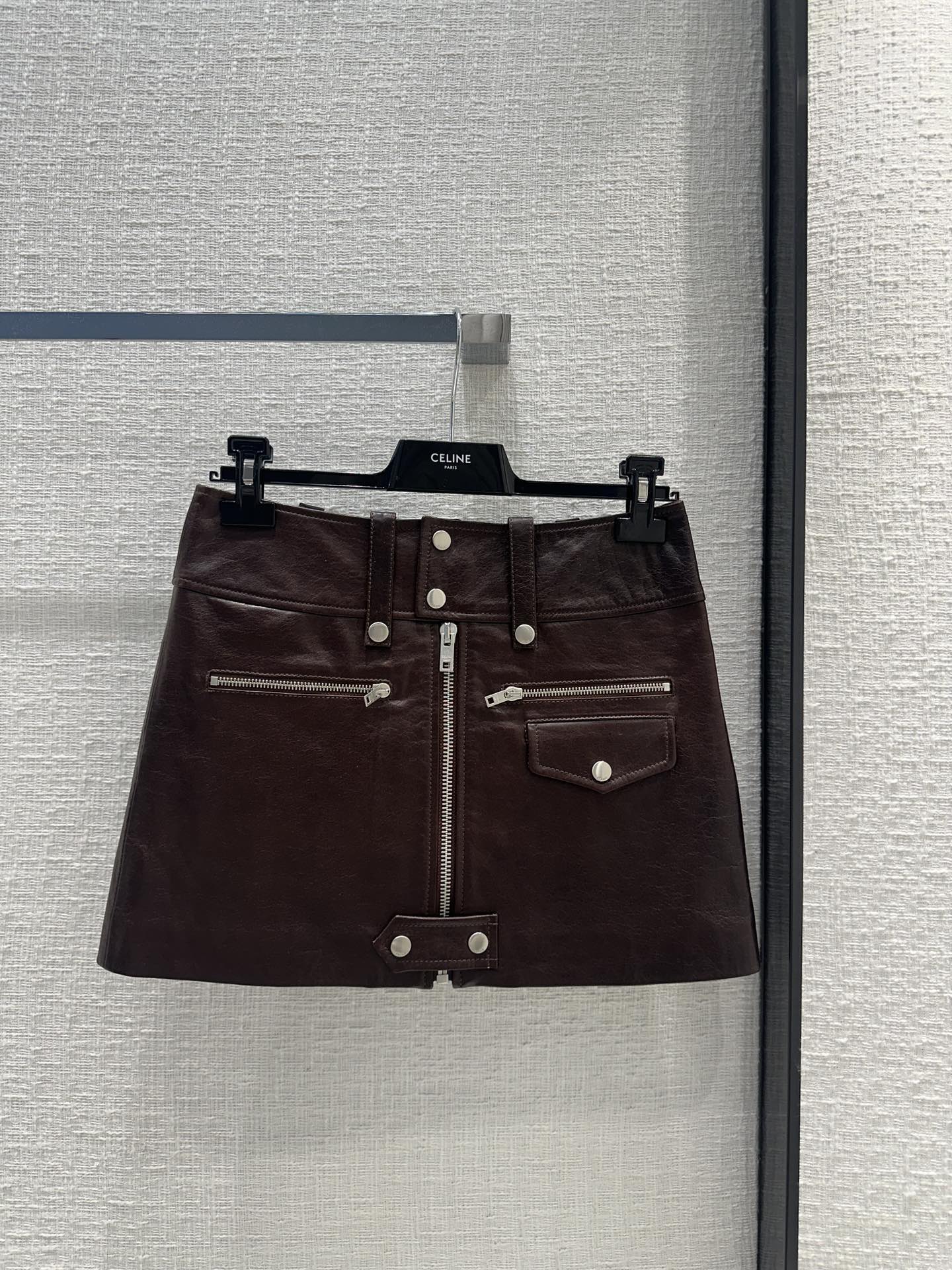 Новинка сезона весна/лето 2024 от Celine - юбка из овечьей кожи в стиле панк - коричневая.