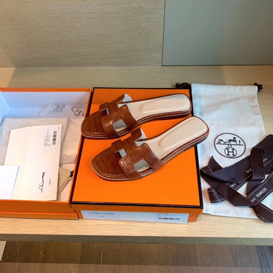 Сандалии Hermes на плоской подошве - с каменным узором