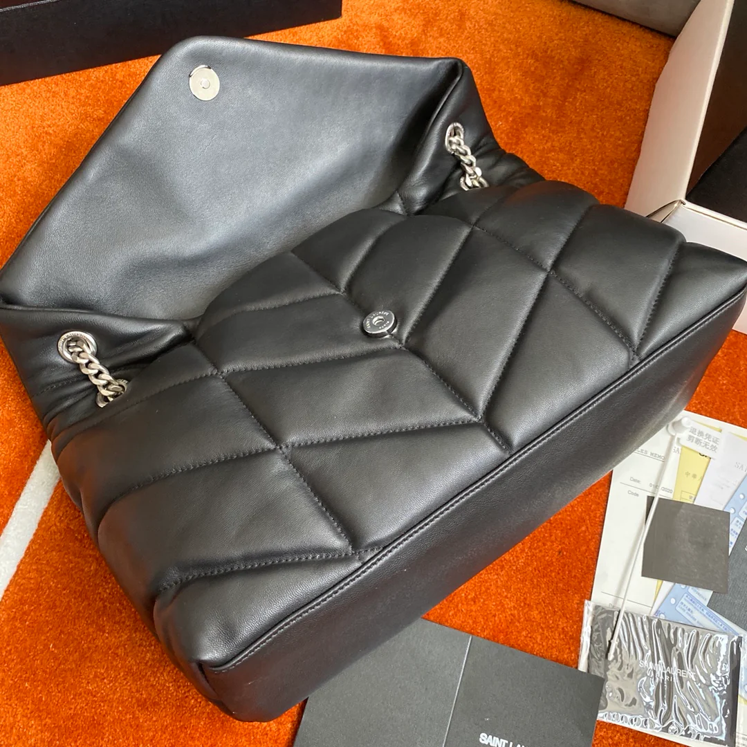 Сумка-пуховик YSL из овечьей кожи — черная с серебряной пряжкой — большой размер.