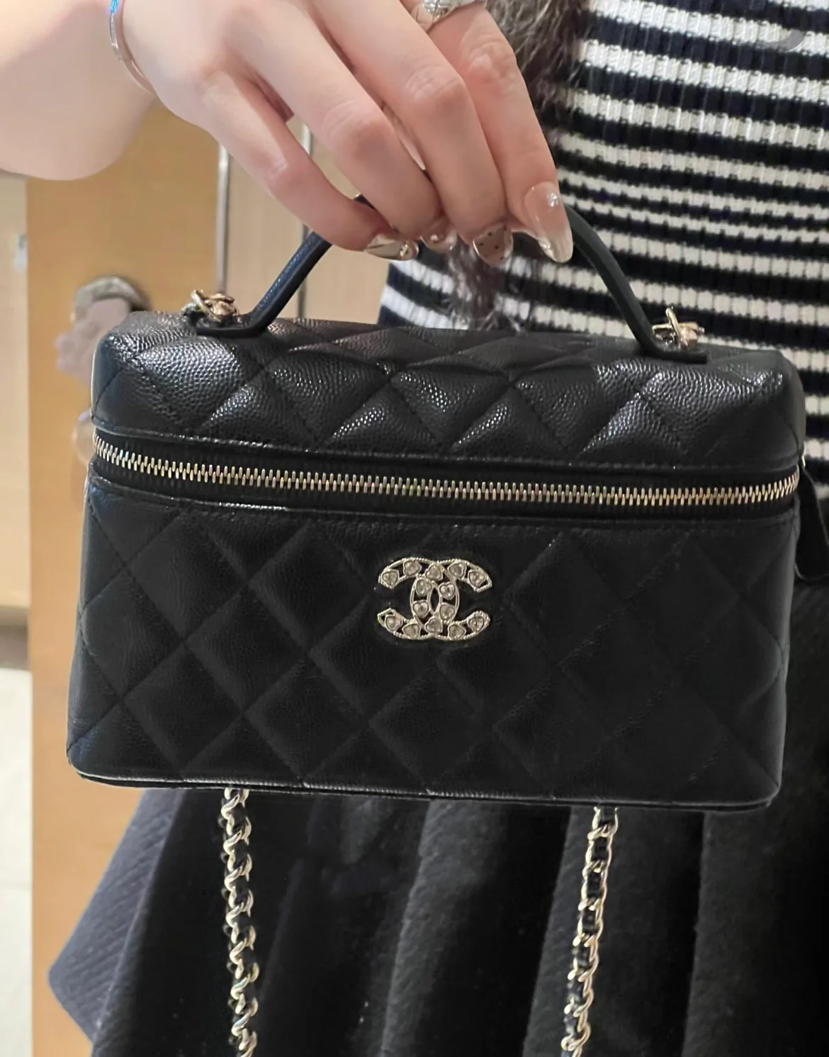 Сумка-бенто Chanel 25p-LP с застежкой в ??форме сердца, украшенной бриллиантами — черная.