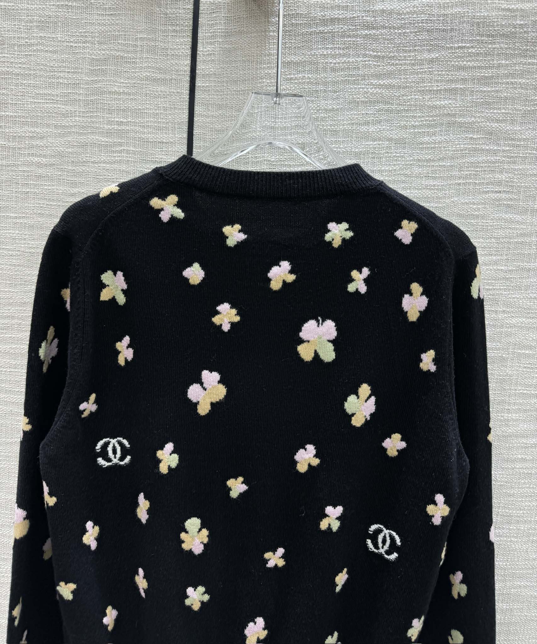 Кардиган Chanel 2403-24 из коллекции Early Spring Métiers d'Art с четырехлистным клевером — черный.