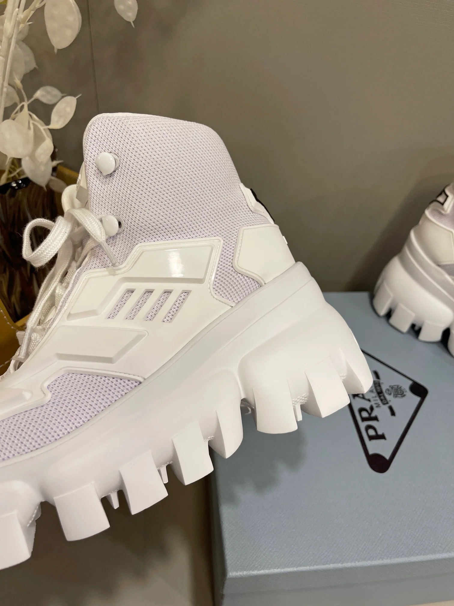 Новинка сезона весна/лето 2022 от Prada - высокие повседневные сапоги на платформе.