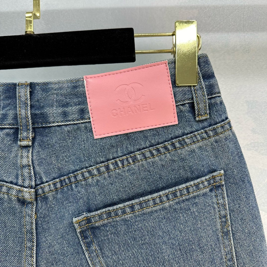 Новые летние джинсовые шорты Chanel 2403 с красочной вышивкой.