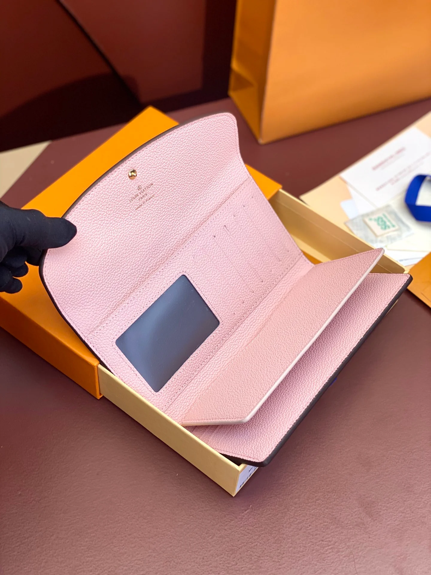 Длинный трехсекционный кошелек LV-m60699 с розовым отделением.