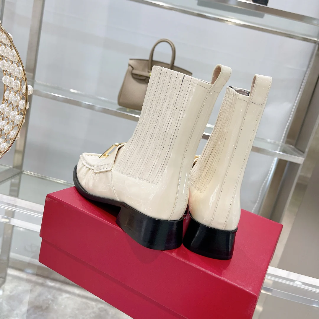 Лакированные ботинки челси с металлическими пряжками — белые.