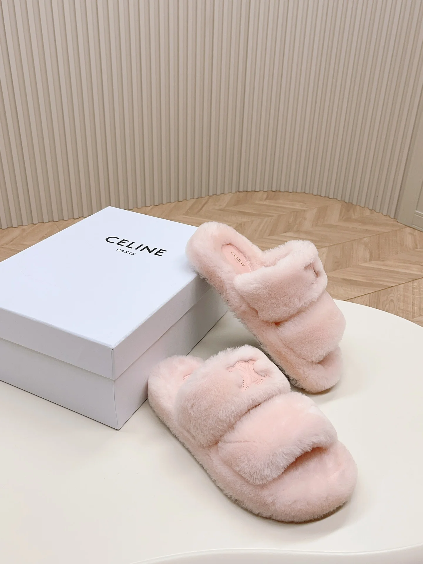 Новинка сезона осень/зима 2023 от Celine - Меховые тапочки - Розовые