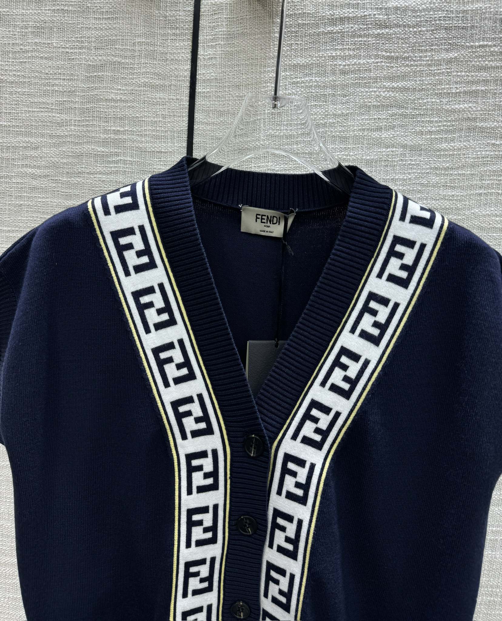 Fendi-2403-Двубортный вязаный жилет с V-образным вырезом и буквенным рисунком