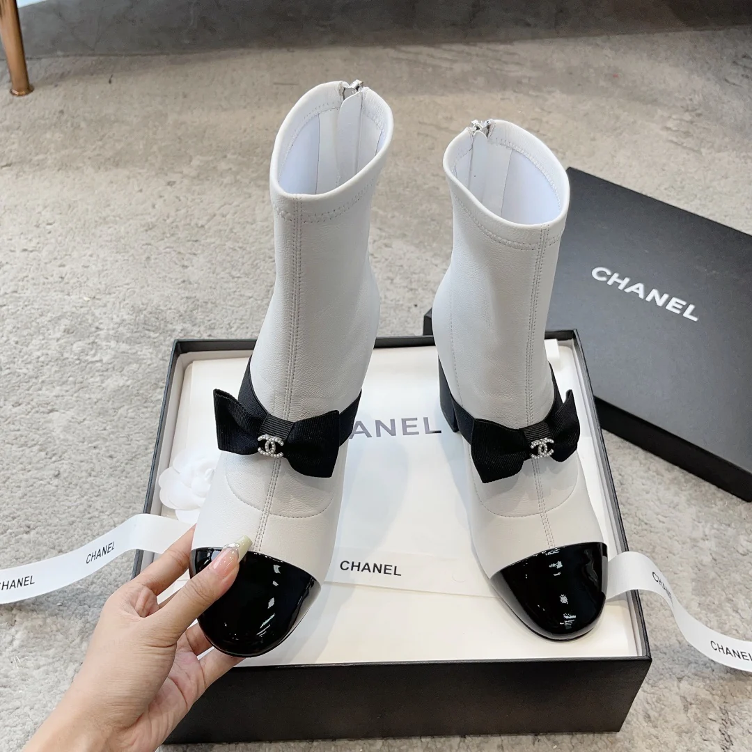 Новинка из коллекции Chanel Pre-Fall 2023 — образ с парижского подиума — ботильоны с бантом — белые.